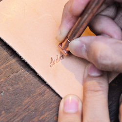 【經典皮革鎖匙牌】好好縫 皮革材料包 免費壓字 手工包 鎖匙扣 匙牌 簡約實用 意大利皮 植鞣革 皮革DIY 匙扣 第5張的照片