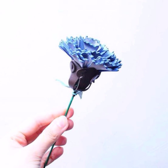 [レザーカーネーション - ブルーアッシュ]革素材のバッグ無料エンボスレザーの花が母の日の贈り物イタリアの革ベジタブルなめしの革 1枚目の画像