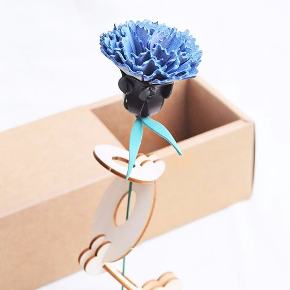 [レザーカーネーション - ブルーアッシュ]革素材のバッグ無料エンボスレザーの花が母の日の贈り物イタリアの革ベジタブルなめしの革 2枚目の画像