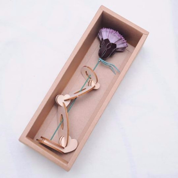 [レザーカーネーション - ブルーアッシュ]革素材のバッグ無料エンボスレザーの花が母の日の贈り物イタリアの革ベジタブルなめしの革 3枚目の画像