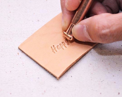 アンティーク　革のエンボス加工壁飾り エンボス加工とは？特徴からメリットデメリットまで完全解説 - 【公式