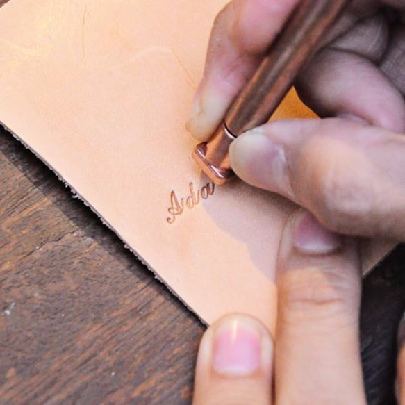 經典大楷潦草連數字壓印套裝（禮盒裝）字母模具 壓字 皮革刻字 壓印 個人化 皮革DIY 第6張的照片