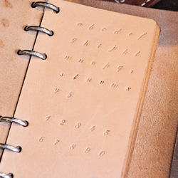 經典小楷潦草連數字壓印套裝（禮盒裝）字母模具 壓字 皮革刻字 壓印 個人化 皮革DIY 第1張的照片