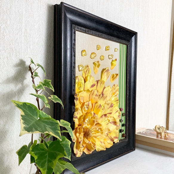 天然石 シトリンと黄色の花びらのユニークなコラージュ・ミニアート お部屋の飾りに♪贈り物に♪clm002 2枚目の画像