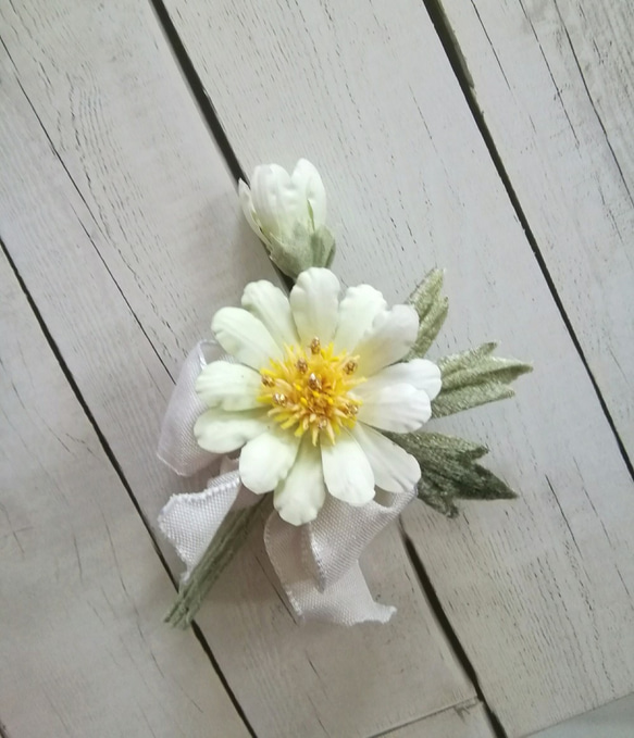 染め布花＊蕾つきマーガレットのブローチ～♪ 3枚目の画像