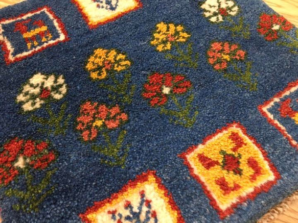 ペルシャ絨毯　ギャッベ　ミニマット　ブルー　40x42　青　花 5枚目の画像
