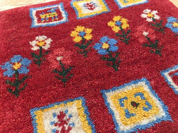 ペルシャ絨毯　ギャッベ　ミニマット　40×44　赤　茜色　桃色　花 3枚目の画像