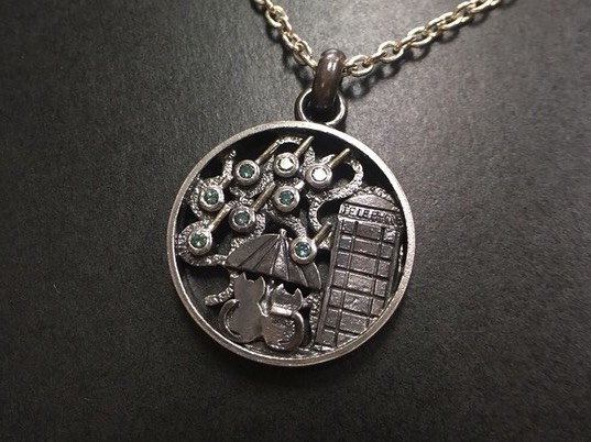 ブルーダイヤモンドのシルバーペンダント８ Lovers when it rains in London design