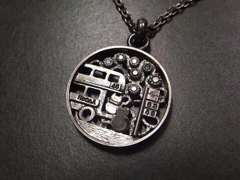 ブルーダイヤモンドのシルバーペンダント４ At bus stop in London design