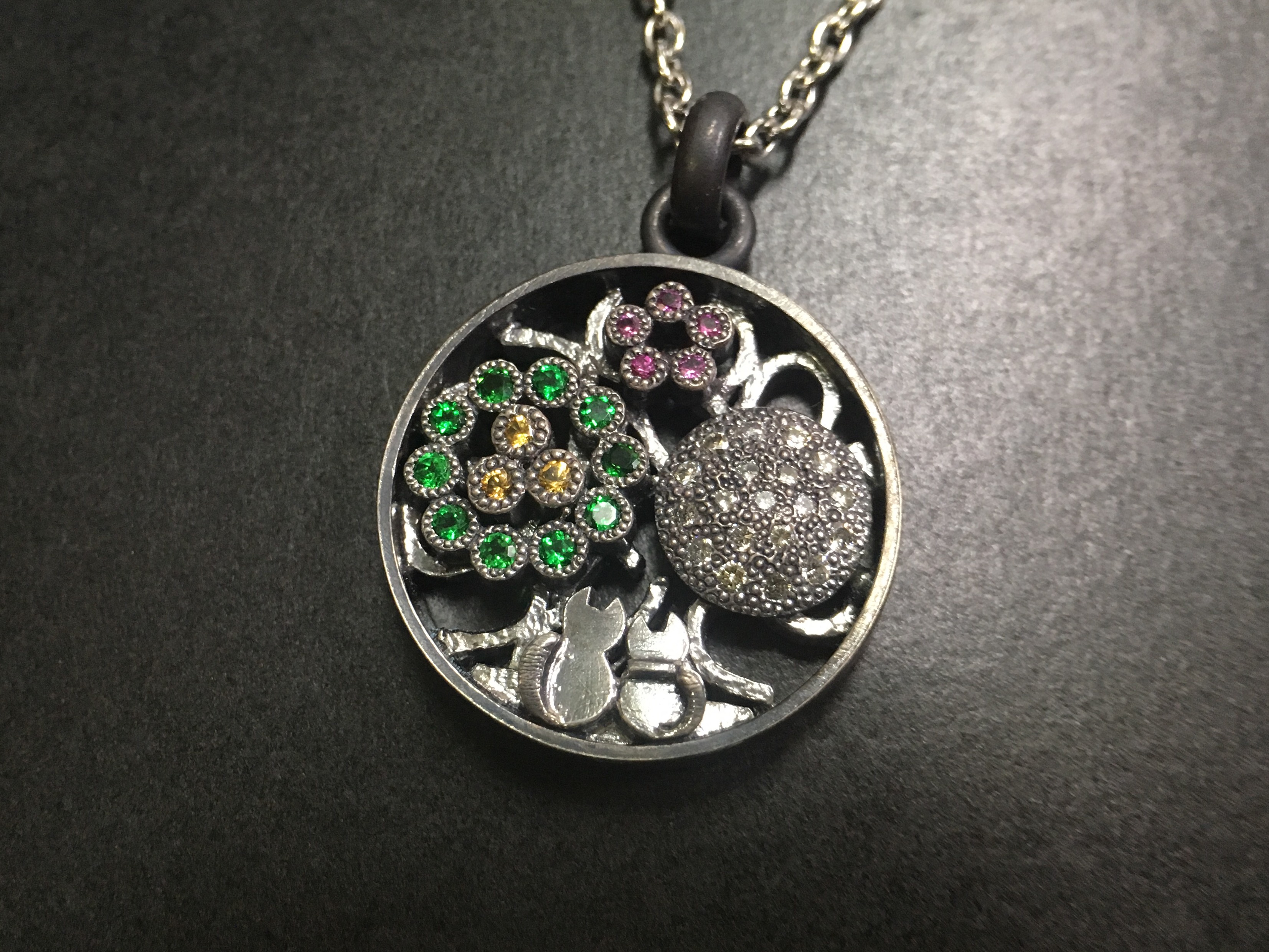ダイヤモンドと天然石のシルバーペンダント Lovers watching fireworks design 21,600円
