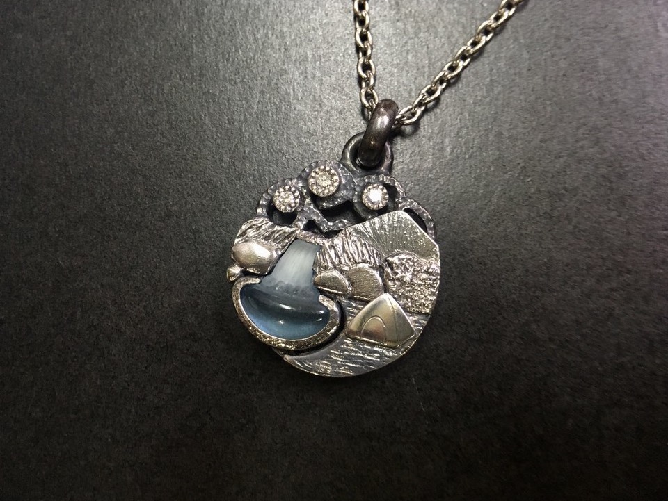 ブルートパーズとダイヤモンドのシルバーペンダント Camping by the waterfall design 10,360円