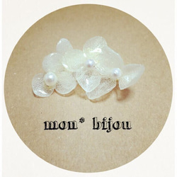 ✿再再再.....再販✿大人気✡白のあじさいとパールのイヤーカフ （片耳） 2枚目の画像