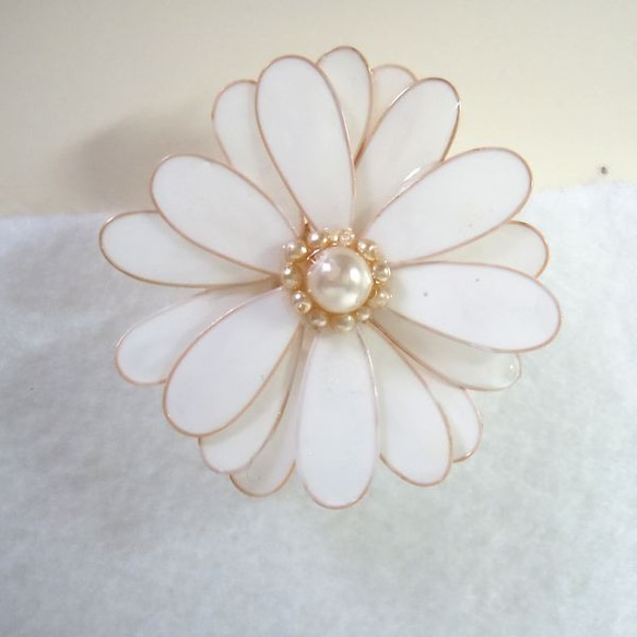 白い花のポニーフック~オルゴナイト 1枚目の画像