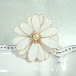 白い花のポニーフック~オルゴナイト 2枚目の画像