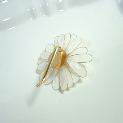 白い花のポニーフック~オルゴナイト 3枚目の画像