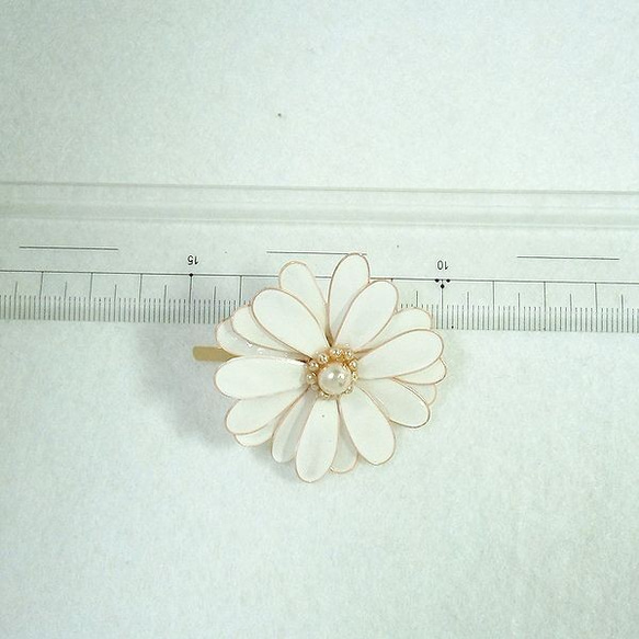 白い花のポニーフック~オルゴナイト 4枚目の画像
