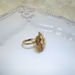 ゴールドの花のリング~オルゴナイト 3枚目の画像