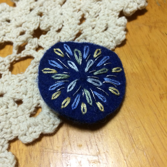 刺繍ブローチ☆花火ブルー 2枚目の画像