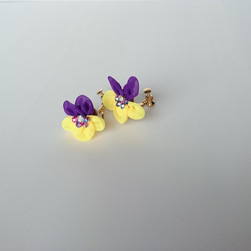 つまみ細工 ビオラのイヤリング イヤリング・ノンホールピアス