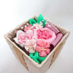 つまみ細工　フラワーボックス ピンクのお花 3枚目の画像