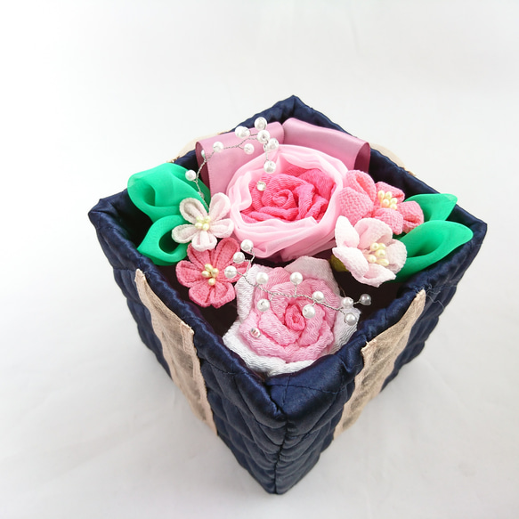 つまみ細工　フラワーボックス ピンクのお花 3枚目の画像