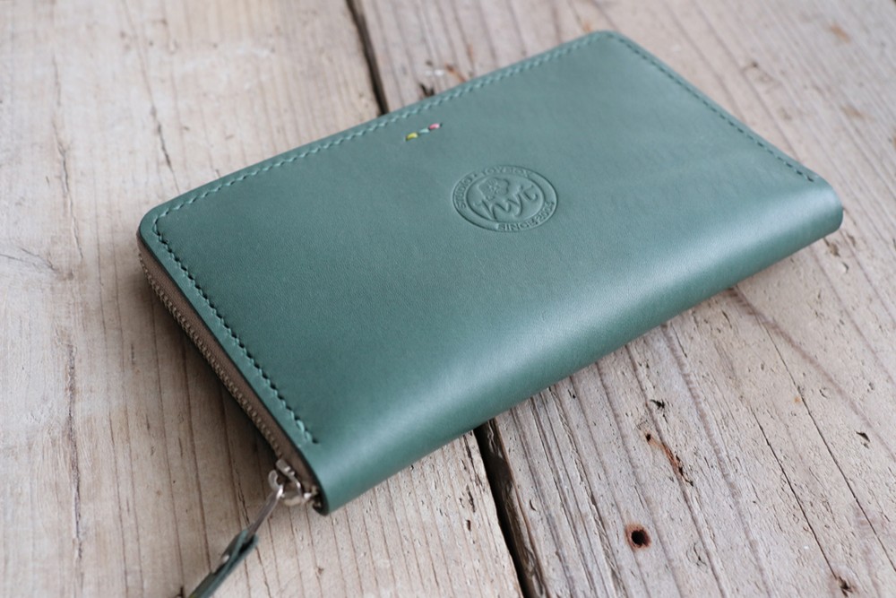 旧デザインのため特別価格　在庫１点のみ　パスポートの入る海外旅行用長財布　グリーン　ラッピング可