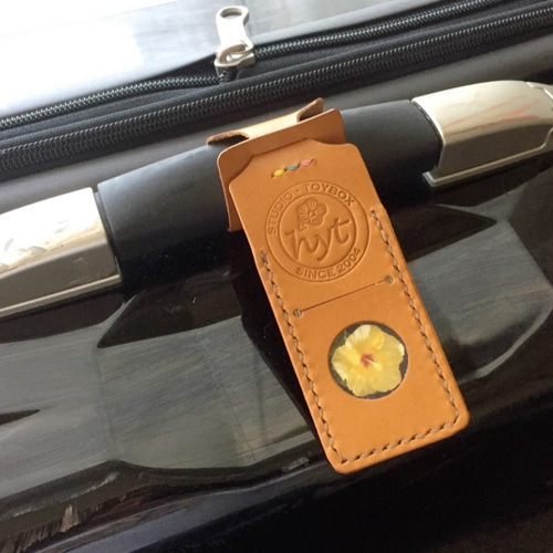 スーツケースが見つけやすい目印ネームタグ キャメル トラベル革小物