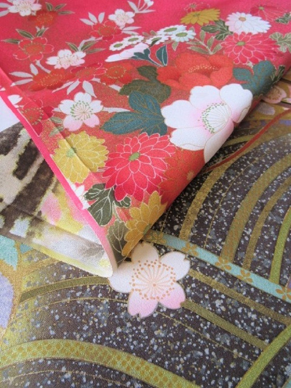 深粉色、金色、四季花卉圖案、純絲徽章設計、錦緞、Tango Chirimen No.131-8、右後身下擺 [1m x 39cm 第4張的照片