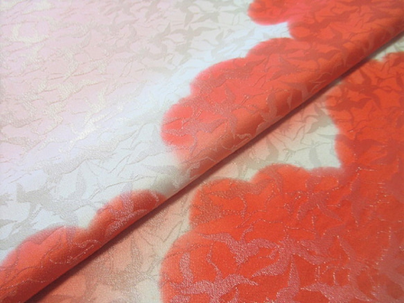 淺桃紅色和朱紅色漸變京都友禪絲綢鶴和雲純絲綢徽章設計丹後chirimen No.155-2左袖後部[90cm×35cm 第1張的照片