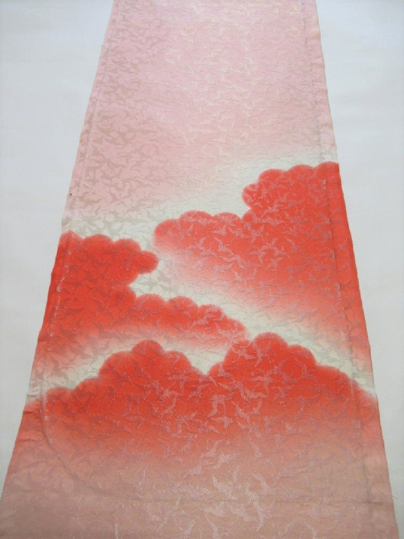淺桃紅色和朱紅色漸變京都友禪絲綢鶴和雲純絲綢徽章設計丹後chirimen No.155-2左袖後部[90cm×35cm 第3張的照片