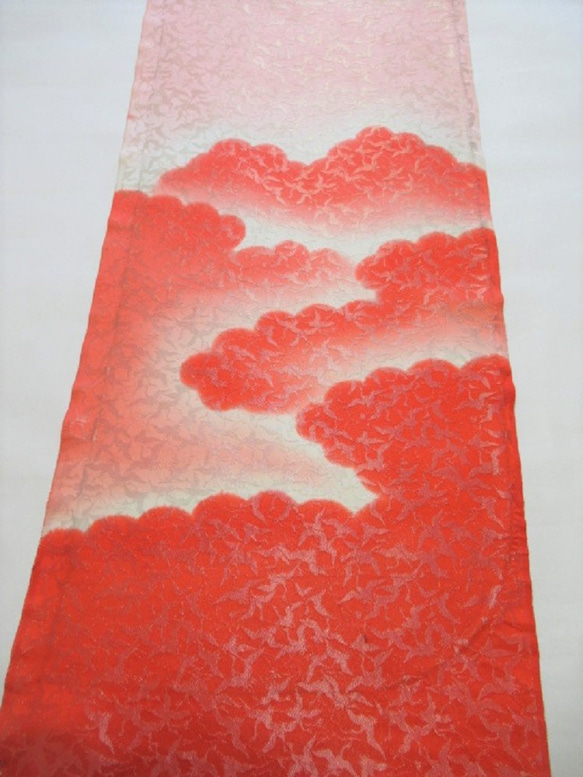 淺桃紅色和朱紅色漸變京都友禪絲綢鶴和雲純絲綢徽章設計Tango Chirimen No.155-3右袖後部[90cm×35cm 第3張的照片
