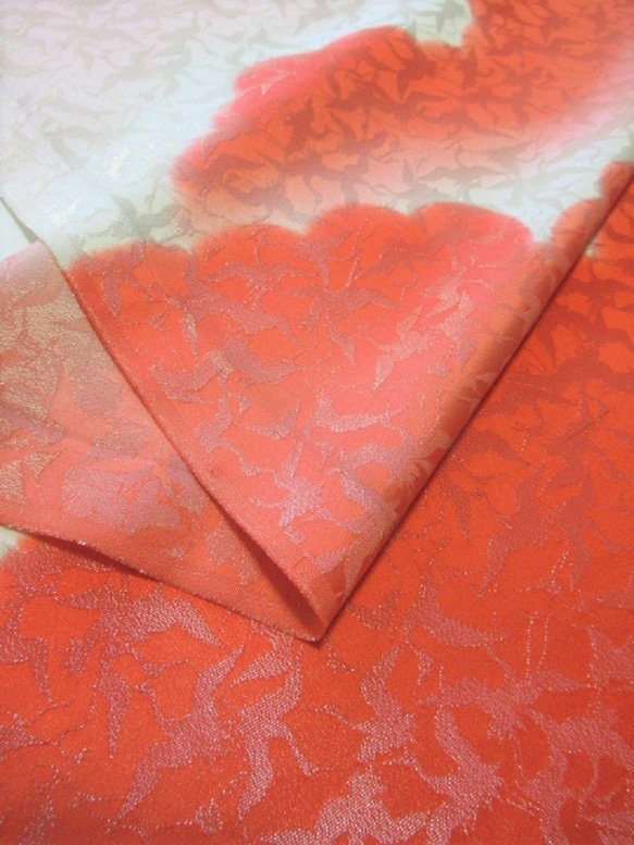 淺桃紅色和朱紅色漸變京都友禪絲綢鶴和雲純絲綢徽章設計Tango Chirimen No.155-3右袖後部[90cm×35cm 第4張的照片