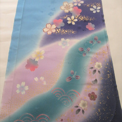 水色 京友禅 金彩桜模様 正絹 丹後ちりめん 左袖前部分 No.104-1【75cm×39cm】振袖の解き 和布 生地 2枚目の画像