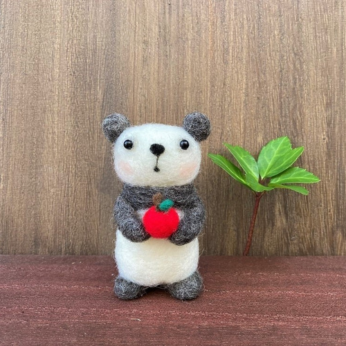 りんご大好きパンダちゃん 羊毛フェルト monaka 通販 13087249｜Creema