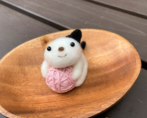 毛糸玉大好き猫 三毛 羊毛フエルトキーホルダー 羊毛フェルト monaka