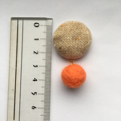 ツィードのカボションとオレンジのフェルトボールのピアス 3枚目の画像