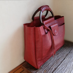 square tote M 横長　レッド　木の持ち手　オイルシュリンクレザー 2枚目の画像