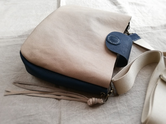 Round Shoulder Bag　ライトグレー✗ネイビー　ピッグスキン 2枚目の画像