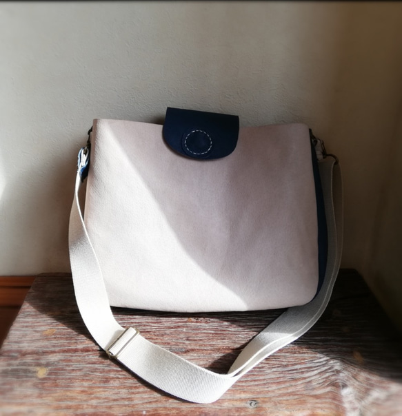 Round Shoulder Bag　ライトグレー✗ネイビー　ピッグスキン 5枚目の画像