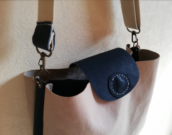 Round Shoulder Bag　ライトグレー✗ネイビー　ピッグスキン 8枚目の画像