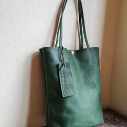 simple tote 縦長　グリーン　オイルシュリンクレザー 2枚目の画像