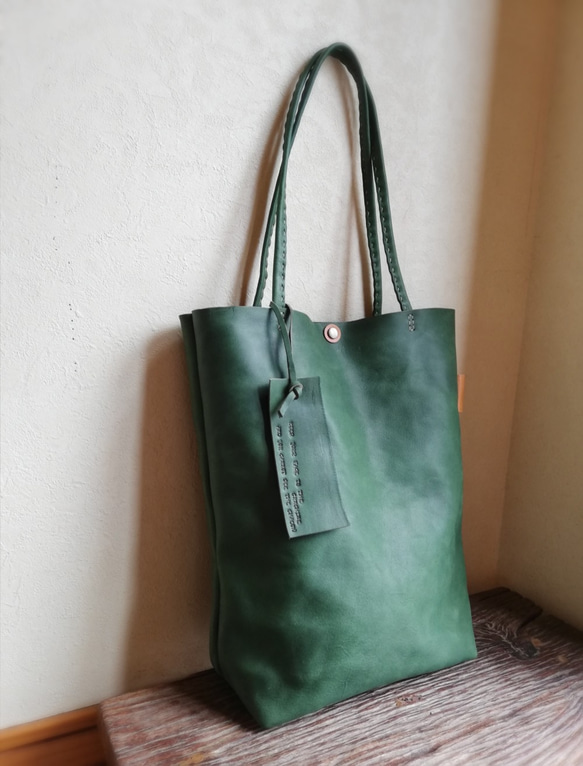 simple tote 縦長　グリーン　オイルシュリンクレザー 2枚目の画像