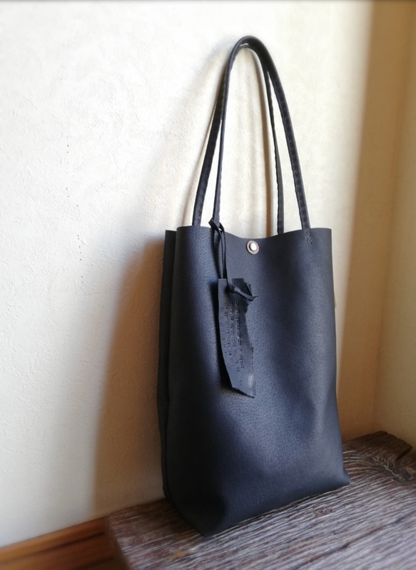 simple tote 縦長　ブラック　ピッグスキン 2枚目の画像