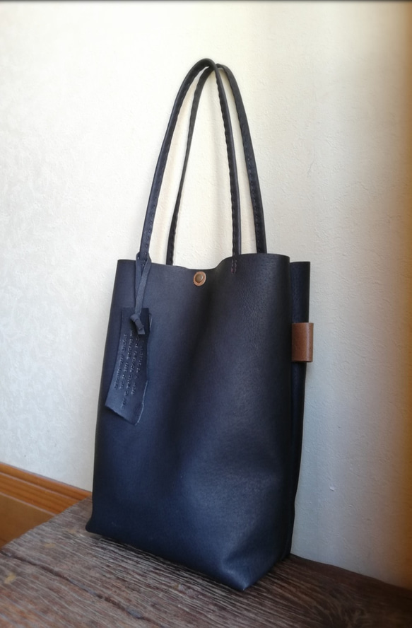 simple tote 縦長　ブラック　ピッグスキン 4枚目の画像