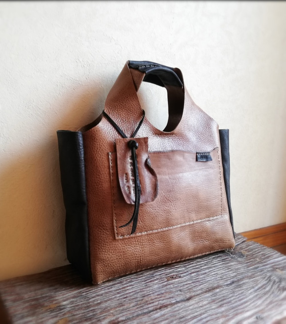 square tote A4 持ち手一体型　オークグレー✗ブラック　オイルシュリンクレザー 1枚目の画像