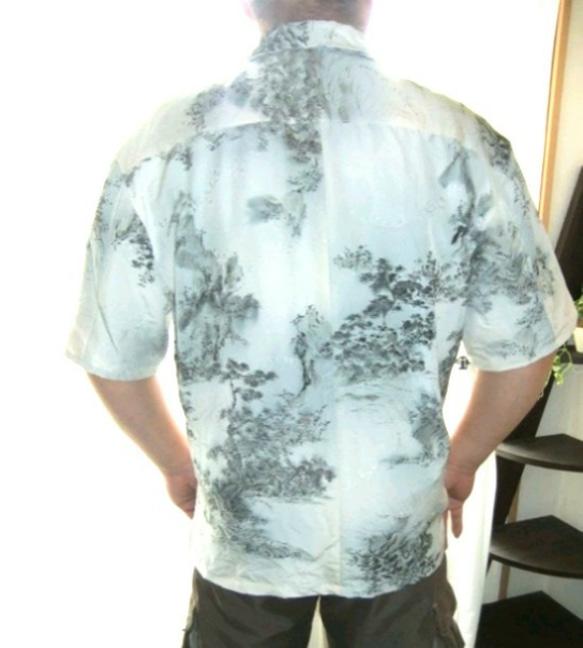 着物リメイク・シルク　メンズ　白地×水墨画風風景柄アンテークの着物から作ったアロハ 3枚目の画像