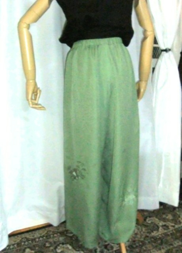 着物リメイク・シルク　グリーン地×刺繍アンテークの着物から作ったサルエル風パンツ 2枚目の画像