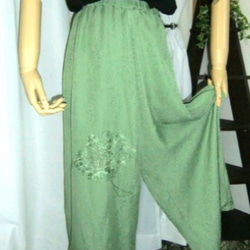 着物リメイク・シルク　グリーン地×刺繍アンテークの着物から作ったサルエル風パンツ 3枚目の画像