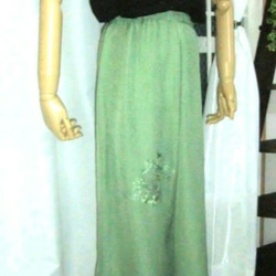 着物リメイク・シルク　グリーン地×刺繍アンテークの着物から作ったサルエル風パンツ 4枚目の画像