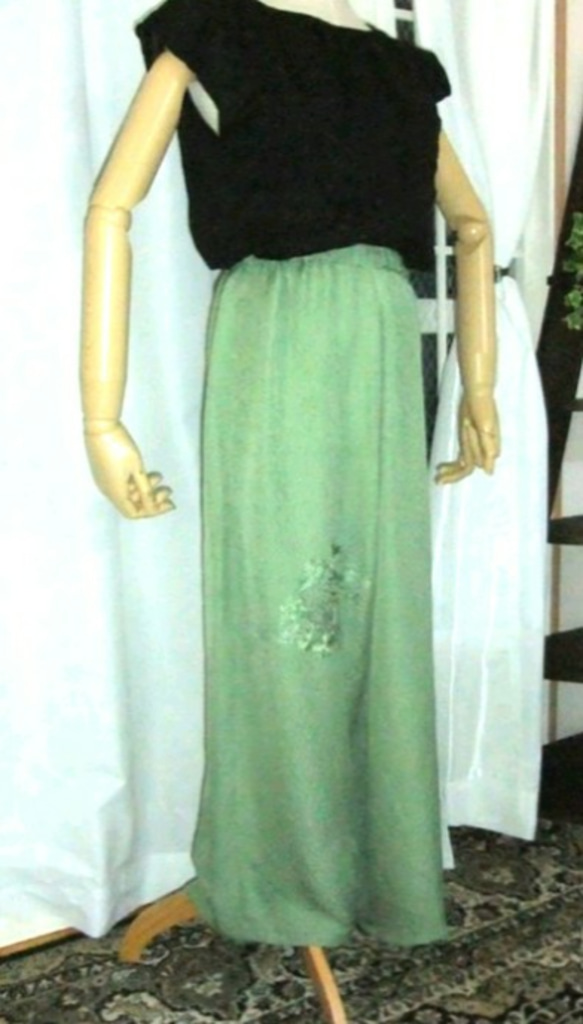 着物リメイク・シルク　グリーン地×刺繍アンテークの着物から作ったサルエル風パンツ 4枚目の画像